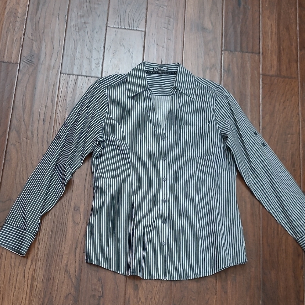 Express Black & White Striped V-neck Button-up Shirt size Medium